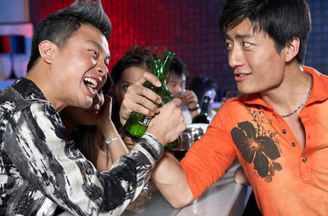 女人酒桌应酬敬酒话术幽默，厉害女人酒桌应酬话（参加酒局不会敬酒可不行）