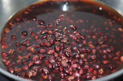 红豆糖水怎么煮容易烂，煮红豆千万不要提前泡（教你2个软烂开花的技巧）