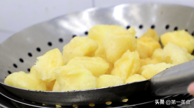 如何制作拔丝苹果，如何制作拔丝苹果的过程（学会以后做出解腻好吃的拔丝苹果）