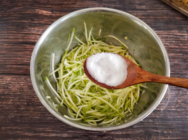 角瓜馅饺子的家常做法，角瓜包饺子馅儿的做法大全（?西葫芦馅的素饺子）