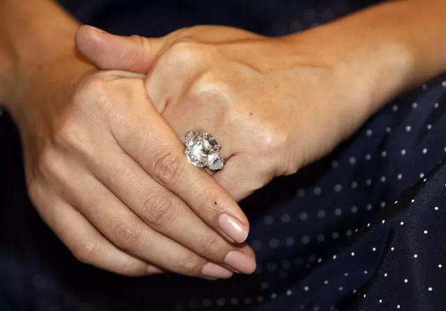 范冰冰的钻戒是多少克拉的,郭碧婷5克拉钻戒是碎钻 范冰冰的钻戒是多少克拉的,郭碧婷5克拉钻戒是碎钻