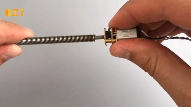 diy手机支架，如何DIY手机支架（用来制作CD机形状的手机支架）