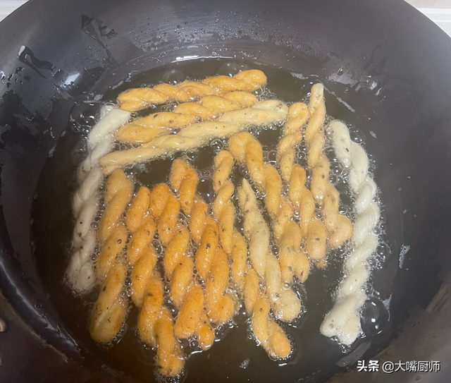 麻花怎么做才能又酥又脆，麻花怎么做又酥又脆教程（酥脆咸香的炸麻花）
