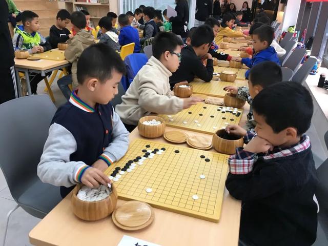 围棋厉害的孩子哪方面聪明，下围棋的人智商很高吗（培养孩子创造力和思考力的绝佳手段）