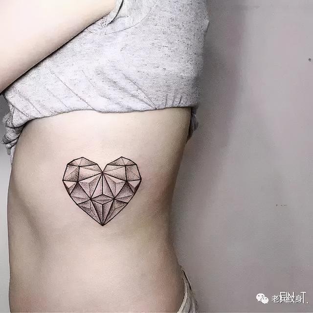 女生纹身图案大全，纹身图案，微信头像（你真的以为只是爱上了单纯的图案吗）