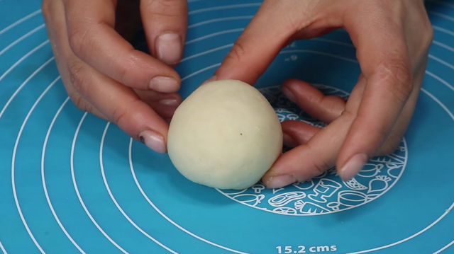 擀面皮的制作方法，擀面皮做法（一碗面粉倒进滚烫开水中）