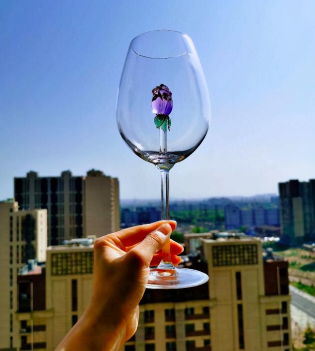 红酒图片唯美酒杯，红酒图片唯美酒杯图（小酌用玫瑰花酒杯让心情更美丽）