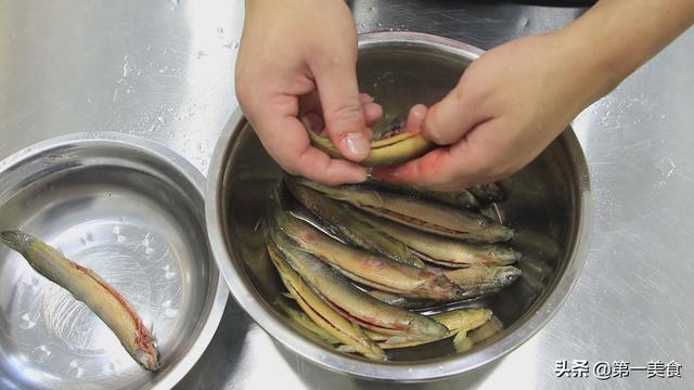 泥鳅怎么做好吃，豆腐烧泥鳅怎么做好吃（补虚养胃一点土腥味都没有）