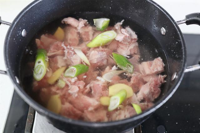 韭菜不适宜什么人群吃，吃韭菜的禁忌人群（中老年人要忌嘴：少吃萝卜韭菜）