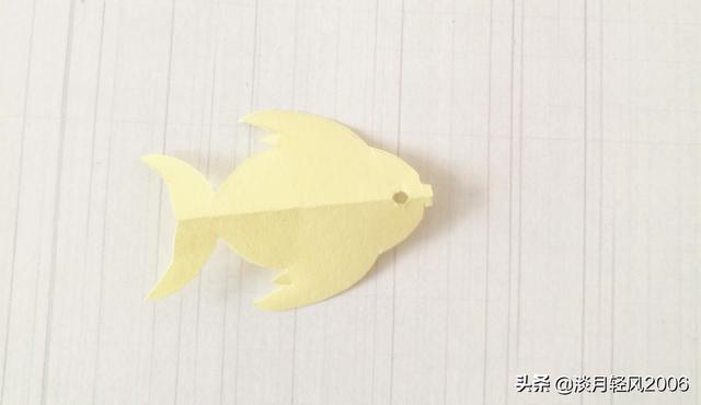 对折剪纸怎么剪，对折剪纸怎么剪春（一张小纸片剪出一条可爱小鱼儿）