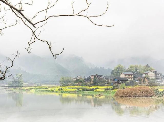 形容风大的词语，绕人云气自氤氲