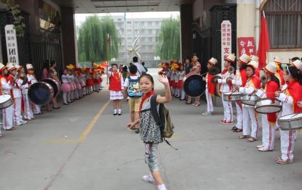几岁读六年级，6岁读几年级（有关小学生上学年龄这个问题）