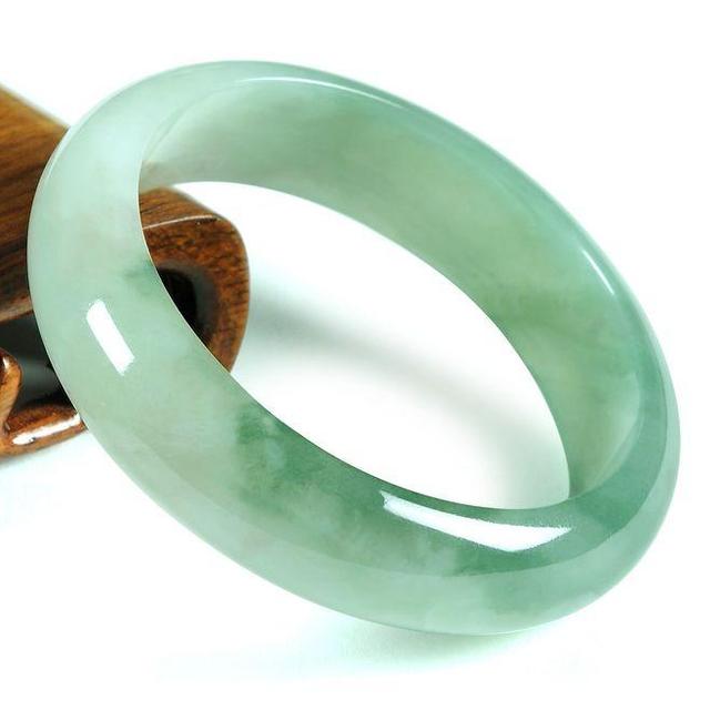 玉会越戴越透吗，为什么玉会越带越透（翡翠会越戴越透，这是错觉吗）