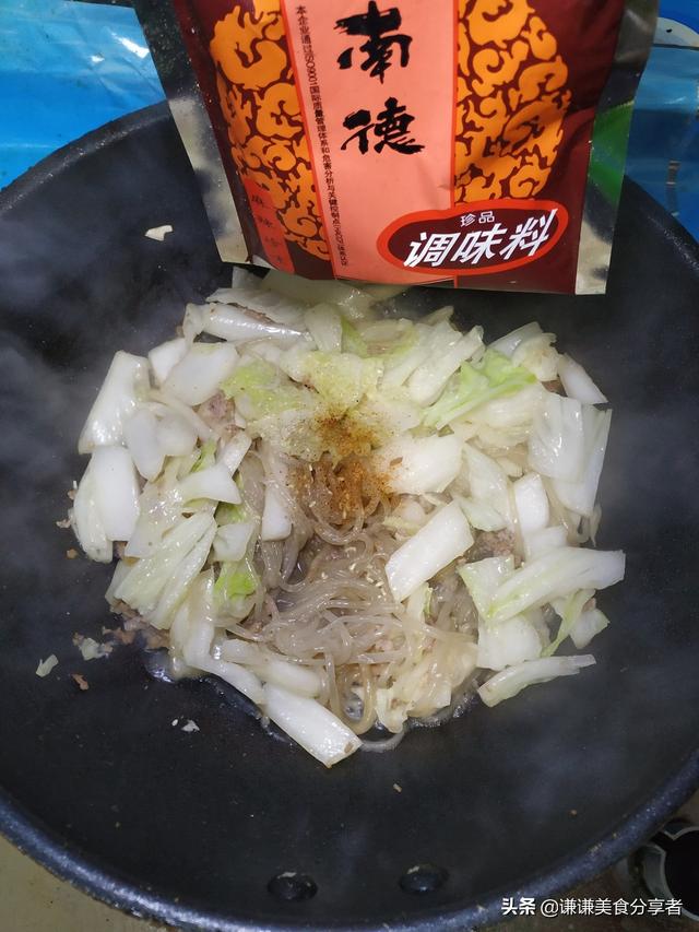 怎样做美味的白菜粉条炒肉末，白菜猪肉炒粉条怎么做（白菜粉条炒肉末就上桌了）