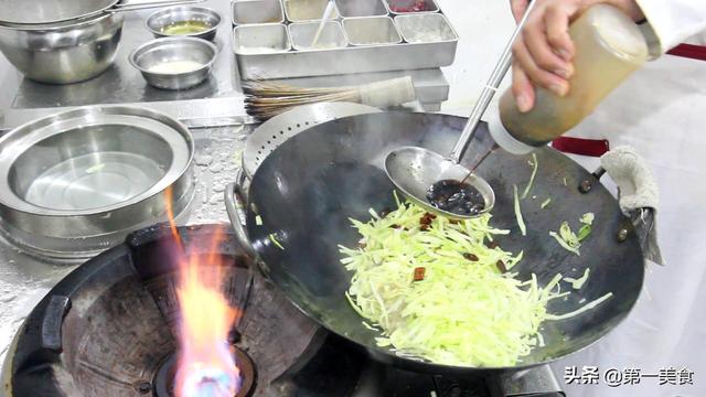 圆白菜炒粉丝的做法，圆白菜炒粉家常做法（包菜炒粉条粉怎么做更好吃）