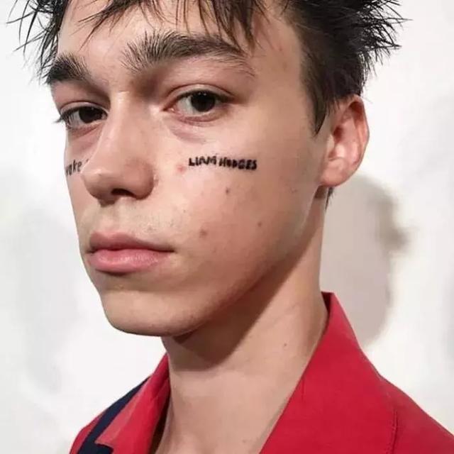 纹身男头像微信，纹身男头像（Trautvein脸上有Wake）