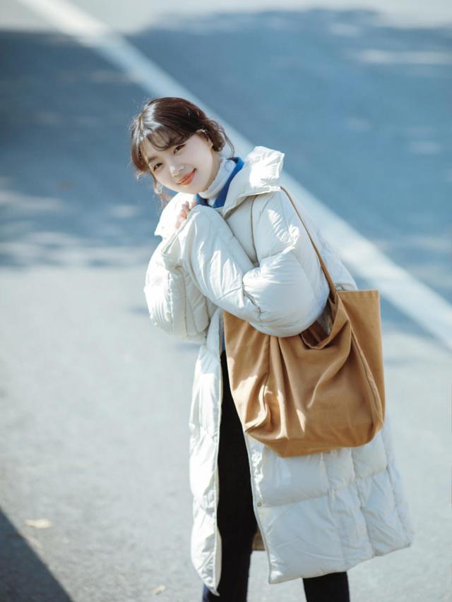 长款羽绒服图片，中长款羽绒服（这个冬天“长款羽绒服”又火了）