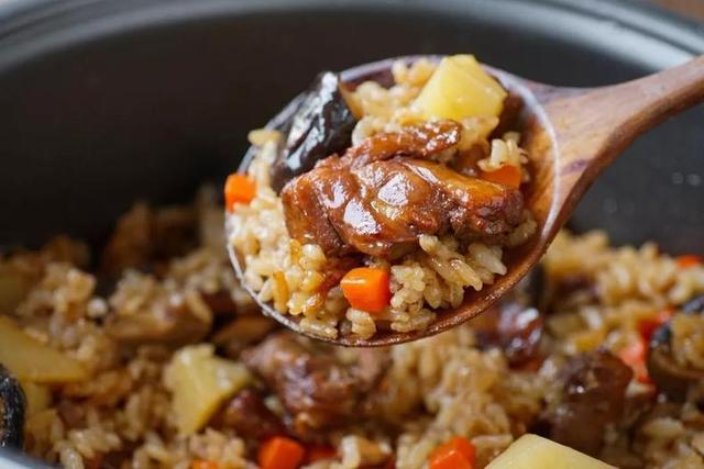 胡萝卜焖饭步骤，萝卜焖米饭怎么做（好看好吃的胡萝卜焖饭）