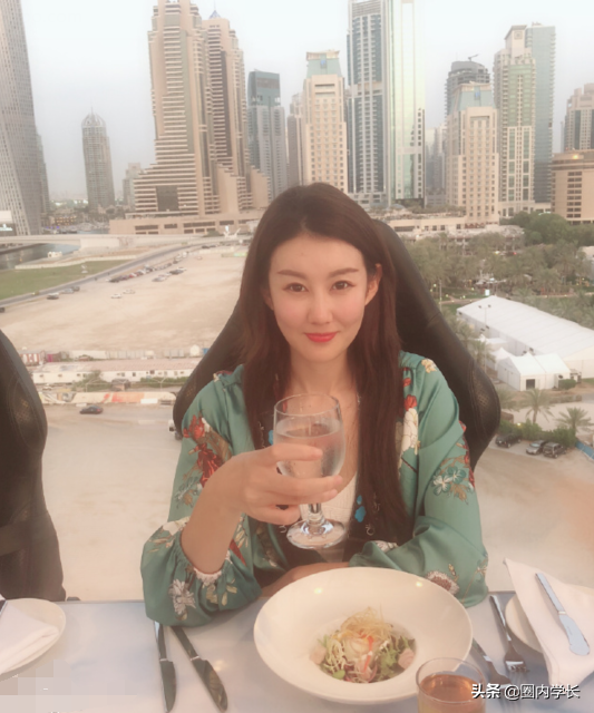 港媒曝王宝强欲再婚后，新女友冯清被曝怀孕，两人曾闹过分手