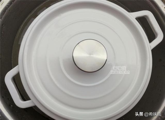 珐琅锅如何开锅，珐琅锅和陶瓷锅哪个好（锅油润寿命更长）