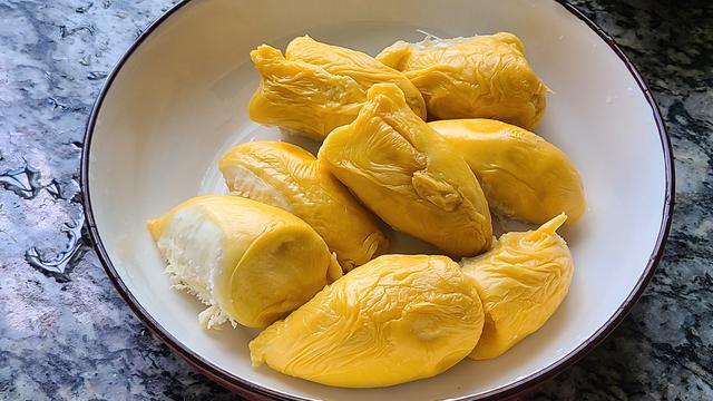 怎么用榴莲肉煲汤，榴莲肉汤的做法大全窍门（广东夏天很常见的一道美食）