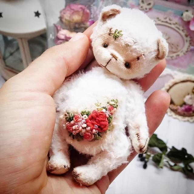 旧衣服怎样巧妙处理或利用，旧衣服怎么合理利用（妈妈把孩子的旧衣服变成了小熊玩偶）