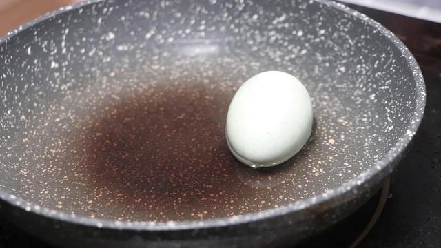 凉拌皮蛋豆腐的汁怎么调，皮蛋嫩豆腐凉拌的做法（教你做凉拌皮蛋豆腐）