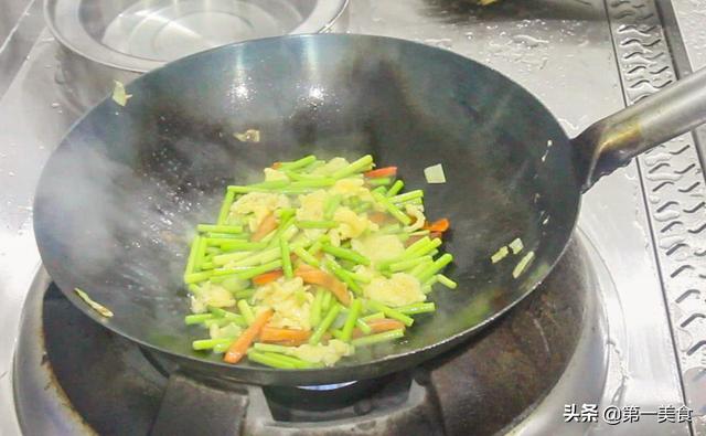 蒜苔炒鸡蛋有几种做法，厨师长教你蒜苔炒鸡蛋