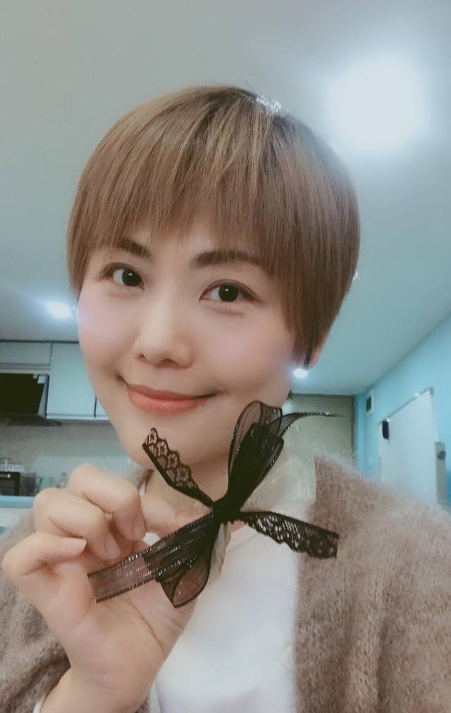柳红扮演者陈莹晒美照，黄发抢眼颜值胜过林心如