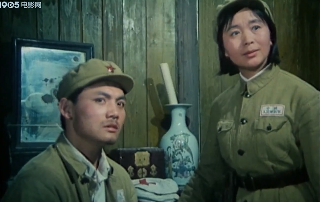 童年第三章主要内容，童年第三章主要内容概括10字（《小花》原著《桐柏英雄》的故事梗概）