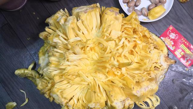 菠萝蜜的胶粘在手上怎么洗掉，菠萝蜜怎么剥皮最简单有效方法（剥菠萝蜜经验分享）