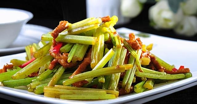 芹菜炒肉丝的做法，芹菜炒肉丝的做法窍门（芹菜脆嫩肉丝不柴呢）