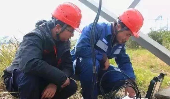 给雷电流提供可靠的通路，一旦建，构筑物遭到雷击，雷电流可通过设置在其顶部的接闪器、防雷引下线和接地装置泄人大地，从而达到保护建（带你全面了解“接地线”）