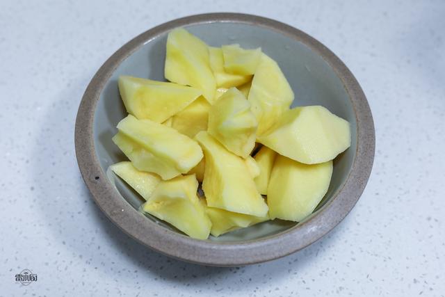 土豆炖茄子的做法，土豆炖茄子的家常做法（好吃又下饭的诀窍告诉你）