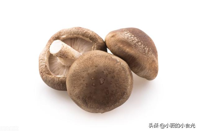 木耳炒香菇制作教程，几朵香菇简单一炒