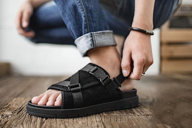 沙滩鞋选购技巧，沙滩鞋怎么搭配（成就自由不羁的活力少年）