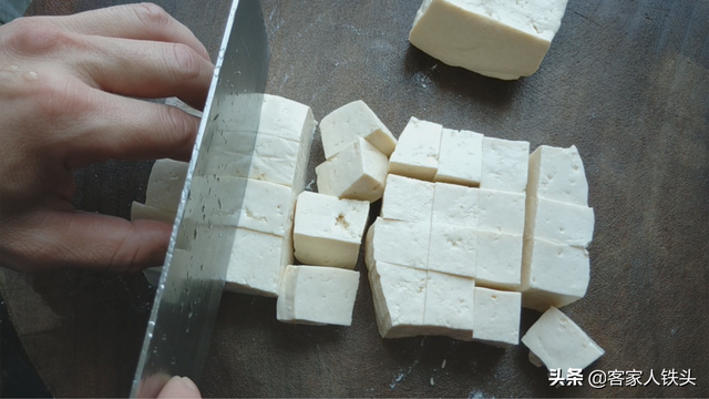 豆腐加鸡蛋做法，豆腐加鸡蛋做法图片（豆腐中打入2个鸡蛋）