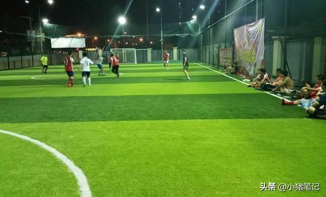 足球场中间为什么会有一个圆，足球场中间那个圆叫什么（各类人造草坪足球场的标准尺寸是多少）