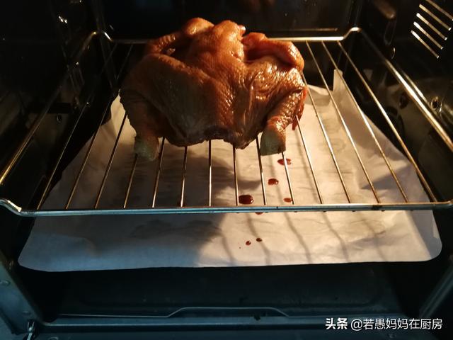 烤鸡用烤箱怎么烤 烤箱烤鸡的制作方法，烤鸡用烤箱怎么烤（儿子说烤一个不够解馋）