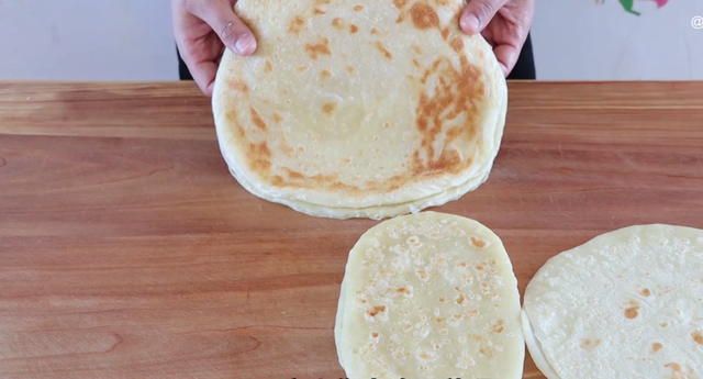 烙春饼怎么和面，馅饼面怎么和面（学会这个和面配方：做出家常饼）