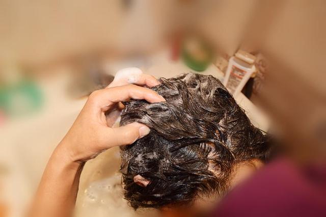 头发出油是什么原因导致的，头发出油是什么原因（这些原因不能忽视）