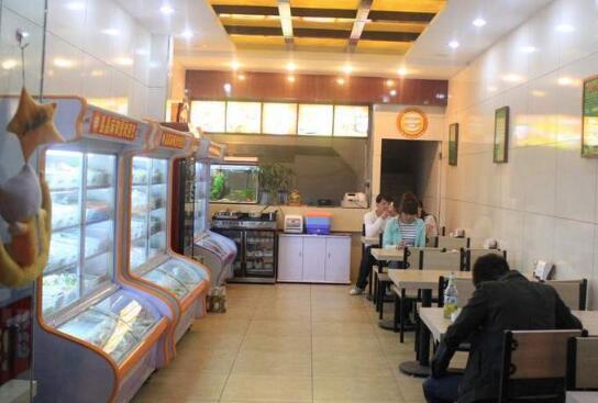 麻辣烫保鲜展示柜调多少度，麻辣烫保鲜柜一般多少度合适（麻辣烫开店需要什么设备）