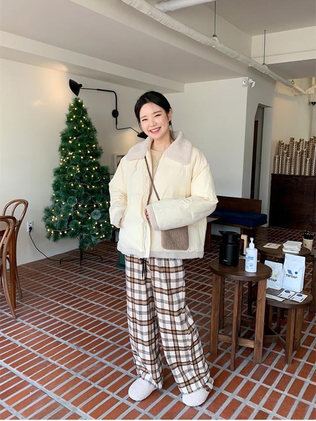 格子裤子配什么鞋，七分格子阔腿裤搭配什么鞋子（今年超火的“格子裤”）