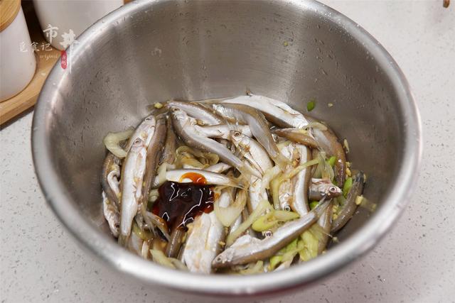 油煎小鱼的做法，油煎小鱼的做法步骤（记住挂糊的方法）