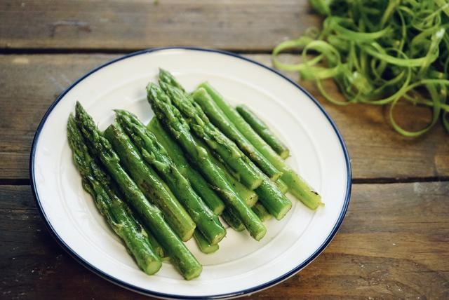 芦笋可以放多久，芦笋放久了能吃吗（西方人餐桌上最不能省的蔬菜芦笋）