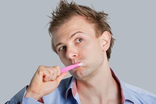 电动牙刷怎么刷牙，如何用电动牙刷刷牙（用“电动牙刷”刷牙是否更健康）