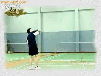 羽毛球反手怎么打，羽毛球反手怎么打高远球（按照细节注意点去练习反手击球）