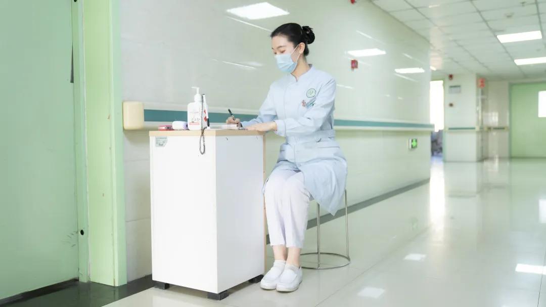 护士礼仪站姿有几种，护士礼仪站姿有几种图片（大兴护理的快和实之礼仪篇）