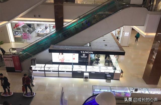 为什么男的都说劳荣枝好看，劳荣枝很好看吗（凭借天生丽质和高超的演技）