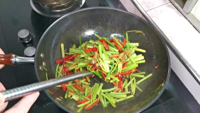 芹菜怎么炒好吃，芹菜怎么炒又脆又入味（饭店炒的芹菜为啥那么好吃）